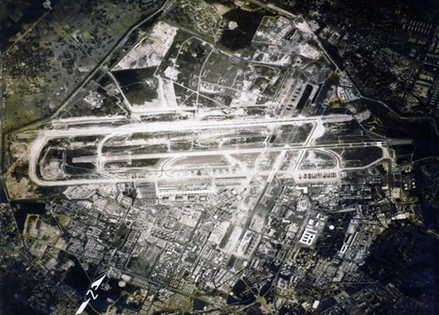 Hình 6. Ảnh hàng không khu vực sân bay Tân Sơn Nhất năm 1968 Các khu vực có tôn ảnh màu đen là vùng thấp (ẩm) và thực vật. (Nguồn Internet)